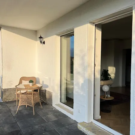 Moderne Mit Terrasse Und Gartenblick Lejlighed